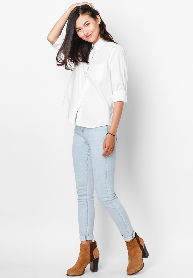Skinny jeans và áo sơ mi trắng 