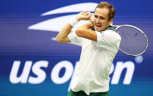 Medvedev xuất sắc hạ đối thủ và giành ngôi đầu Rogers Cup