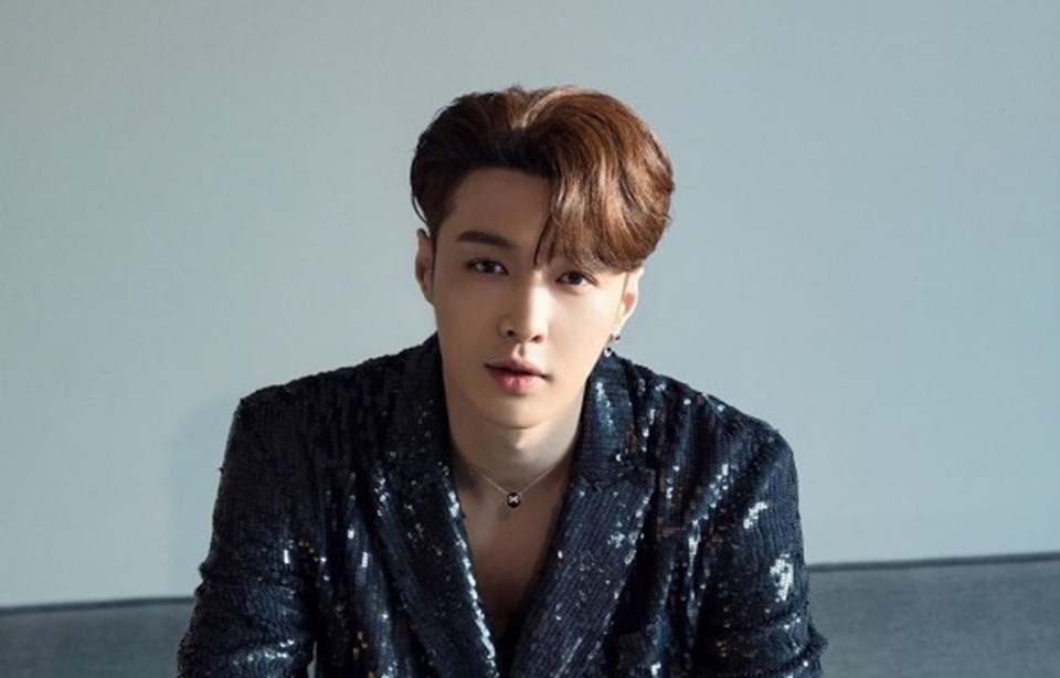 Lay là thành viên của nhóm EXO