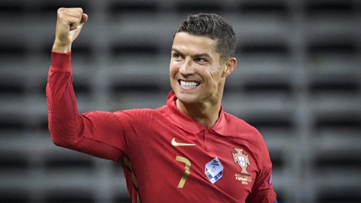 Tiền đạo Ronaldo: Thế giới bóng đá ngả mũ thán phục