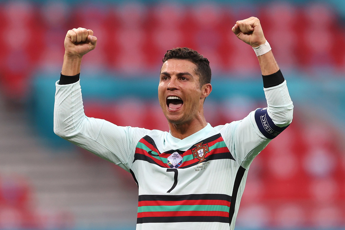 Thế giới bóng đá thán phục trước Ronaldo