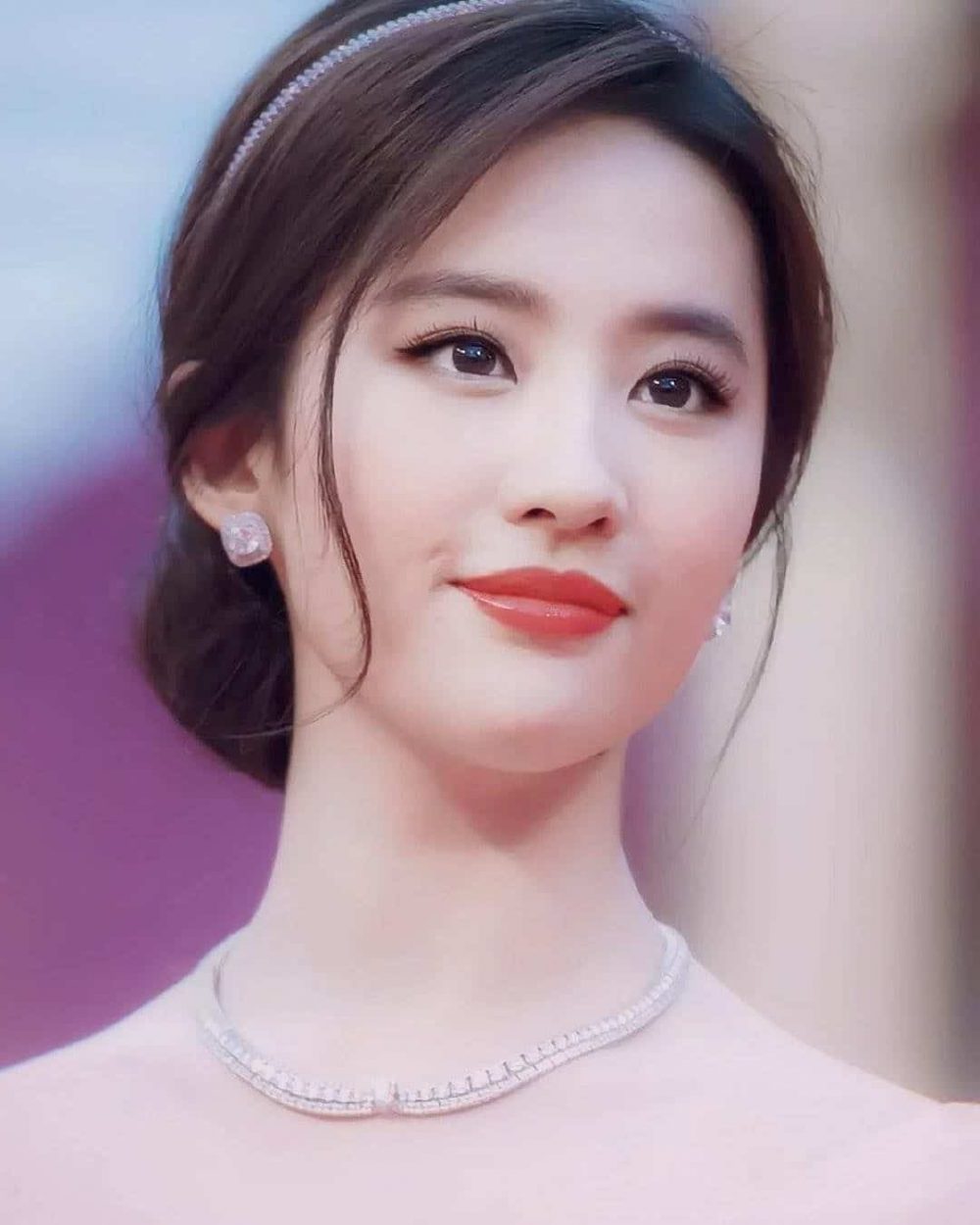 Theo Sina, 6 tháng đầu năm nay, diễn viên xuất hiện trên 4 tạp chí. Danh giá nhất tại Trung Quốc là Vogue, Elle, Marie Claire và Harper's Bazaar