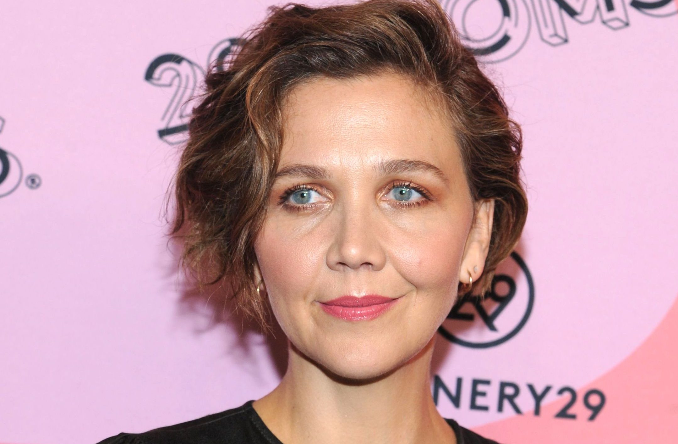 Maggie Gyllenhaal trong buổi họp báo phim The Lost Daughter